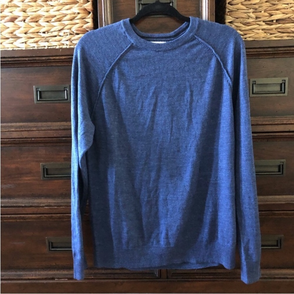 Old Navy blue Machine Washable knit sweater in size M